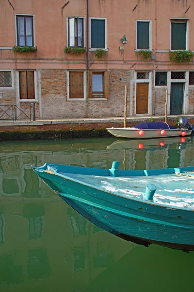 Bug eines Bootes in der Stadt Venedig — Stockfoto