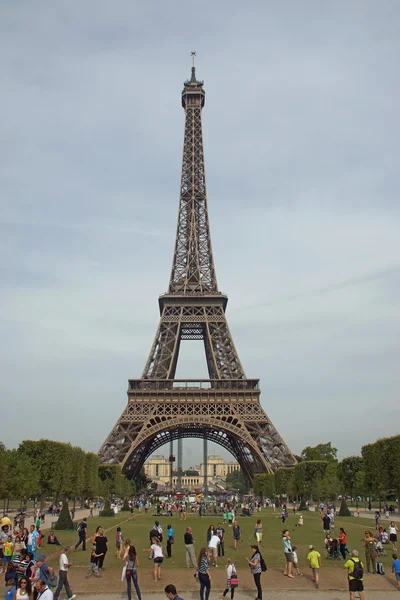 La Torre Eiffel dagli Champs de Mars Parigi — Foto Stock