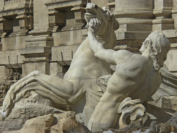 Detalle arquitectónico de la Fontana de Trevi en la histórica ciudad de Roma — Foto de Stock