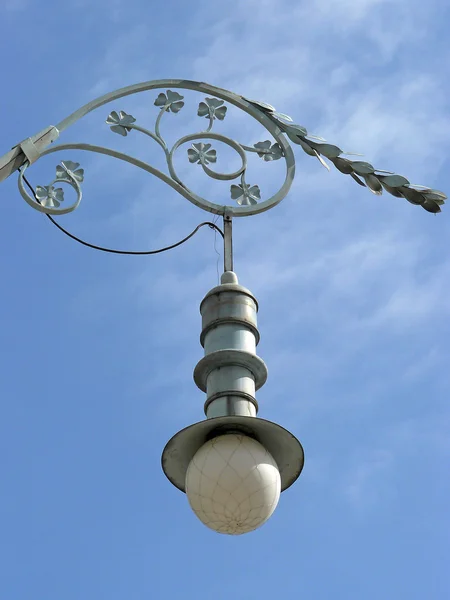 Lamppost en el paseo Lluis Companys en Barcelona — Foto de Stock