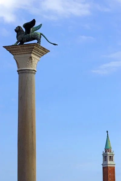 León alado (símbolo de Venecia) en la Piazza San Marco de Venecia — Foto de Stock