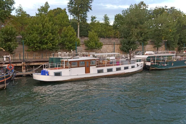 Лодка пришвартована на реке Сена из Парижа — стоковое фото