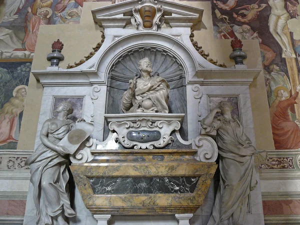 Galileo'nun mezar Floransa'nın tarihi merkezi içinde Santa Croce Kilisesi — Stok fotoğraf