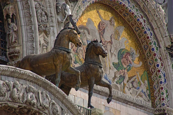 Detalhe arquitetônico da fachada da Basílica de San Marco na cidade de Veneza — Fotografia de Stock