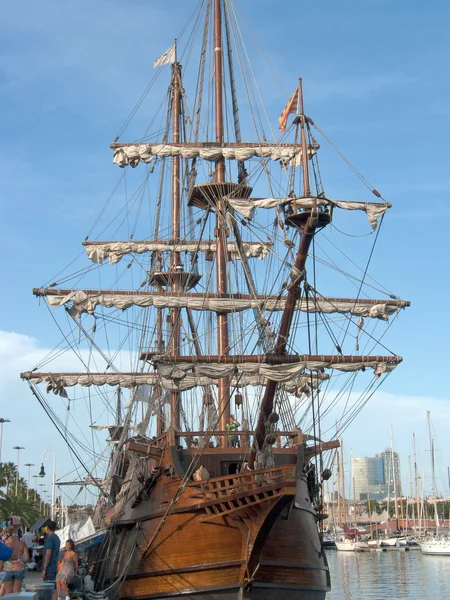 Segelschiff legt im Hafen von Barcelona an — Stockfoto