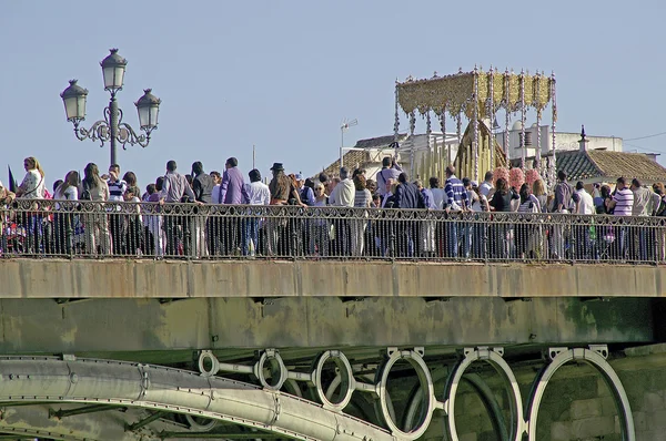 Pasaje de Nuestra Madre y Señora del Patrocinio (Hermandad Pup) pasando por el Puente de la Trinidad — Foto de Stock