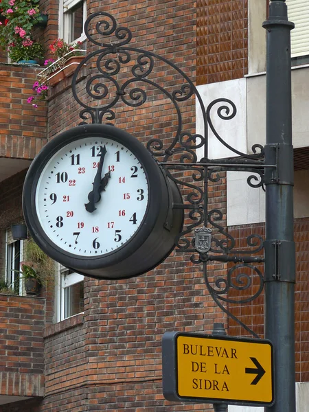 Reloj en el centro de la ciudad —  Fotos de Stock