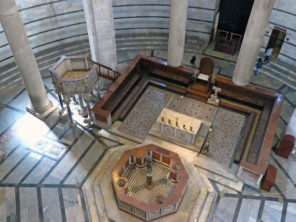 Chapelle à l'intérieur du Baptistère de Pise — Photo