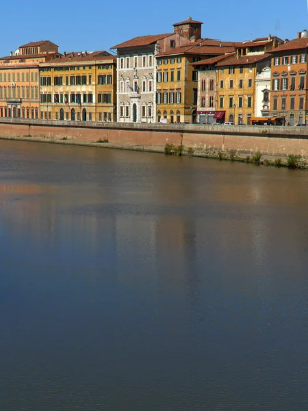 Arno řeka ve městě Pisa — Stock fotografie