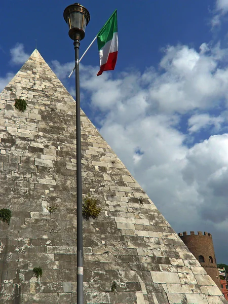 Pyramid of Caius Cestius in Rome city — Stock Photo, Image