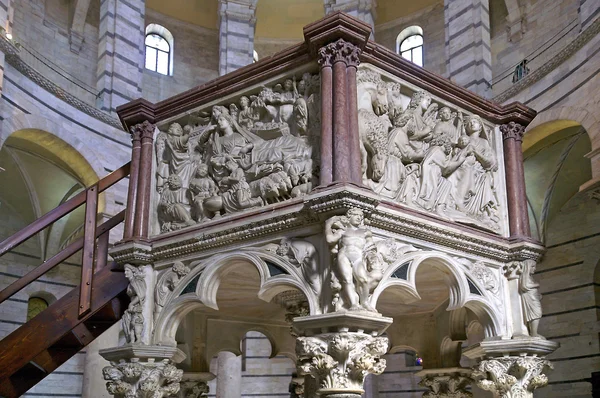 Innenraum des Baptisteriums der Kathedrale von Pisa — Stockfoto