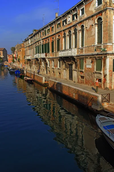 Canal en la ciudad de Venecia — Foto de Stock