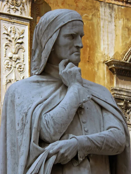 Sculptura lui Dante în Verona — Fotografie, imagine de stoc