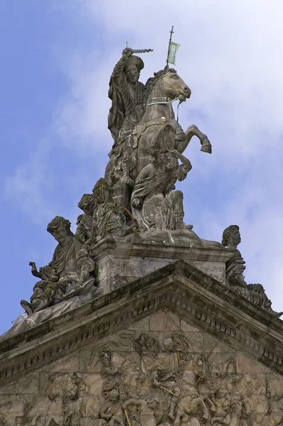 O Apóstolo Tiago no topo arquitetônico Rajoy Palace — Fotografia de Stock