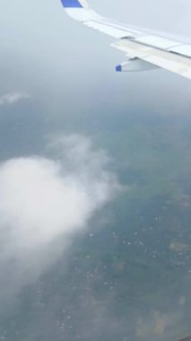 Uçak gökyüzünde uçuyor. 