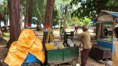 2.9.2025, Wandoor: Yaşlı adam Wandoor 'da satmak için şeker kamışı suyu yapıyor. 