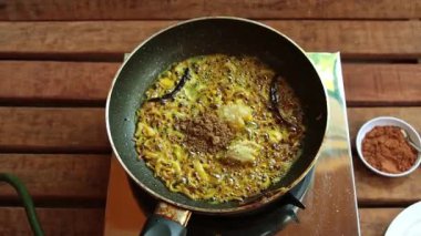 Sos sosuna sarımsak ve zencefil ekle.