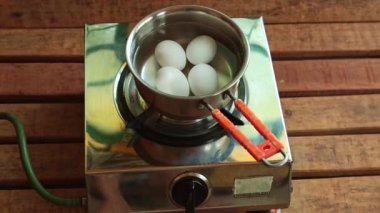 Yumurtalar sıcak suda kaynıyor.