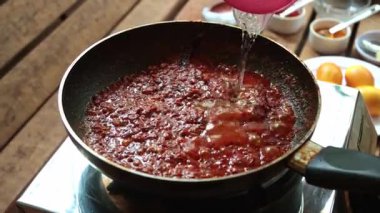 Sos 'a az miktarda su eklemek