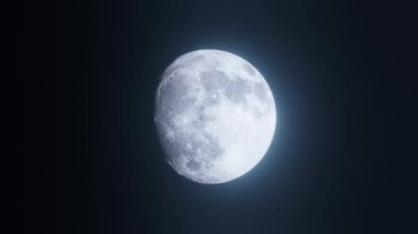 Değişen bir aşamaya ve gece gökyüzünde detaylı bir yüzeye sahip Ay 'a.