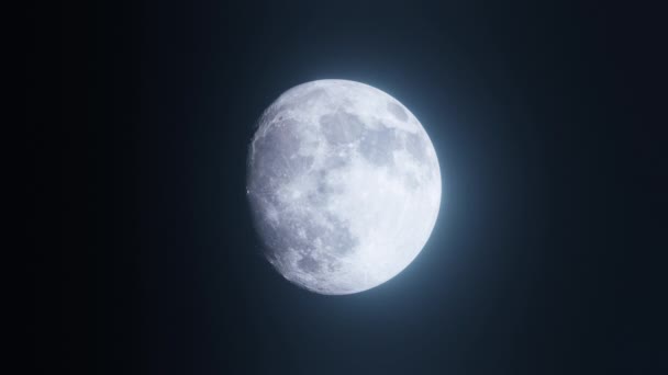 A Lua com uma fase de mudança e superfície detalhada no céu noturno — Vídeo de Stock