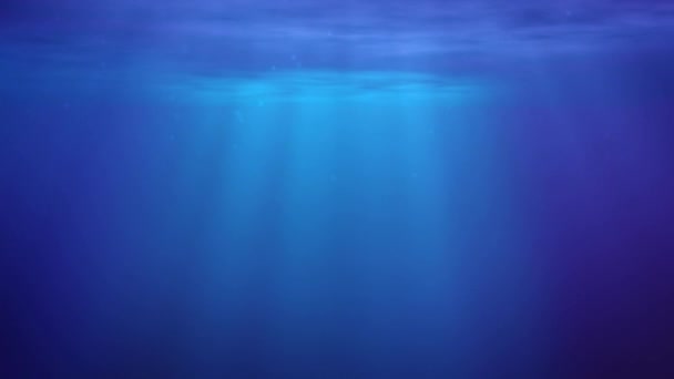 Volymstrålar i vatten. Glans av solen under vattnet i blå färg — Stockvideo