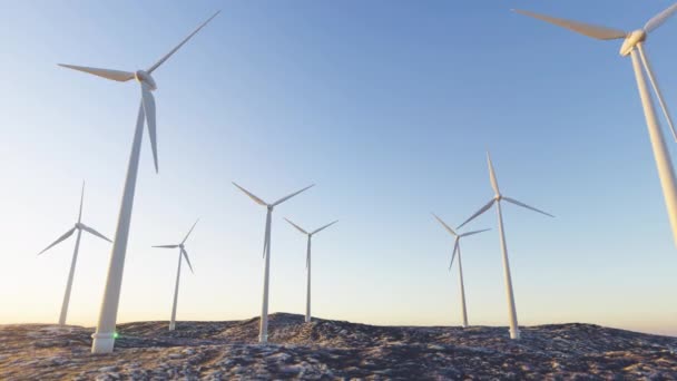 Ветряная электростанция с большим количеством турбин под ясным голубым вечерним небом с копировальным пространством — стоковое видео