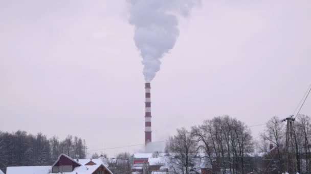 Запись загрязнения воздуха в зимнем пейзаже с Tall Tube — стоковое видео