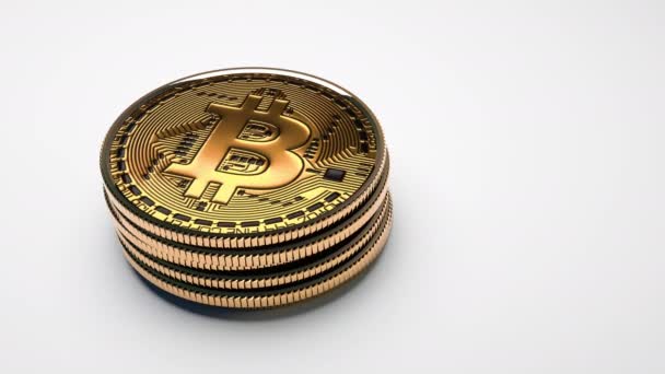 Błyszczące złote monety Bitcoin na białym tle — Wideo stockowe