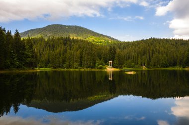 Yansıtılmış yüzeyde dağ yansımasıdır göl.