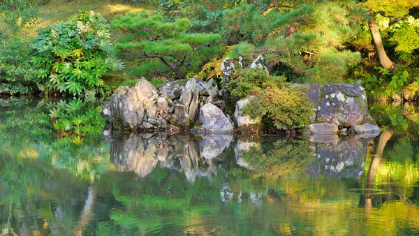 Sonbaharda Japon parkında gölet