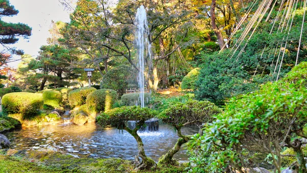 Sonbaharda Japon Bahçesinde Çeşme