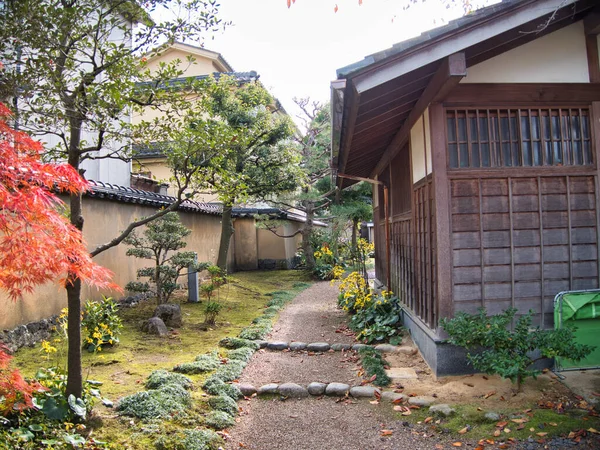Tipik Japon evi giriş bahçesi.