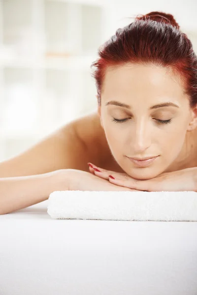 Femme couchée dans le spa — Photo