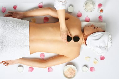 sıcak taşlar sırtında olan kadın 