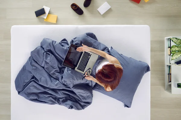 Mujer trabajando en un portátil — Foto de Stock