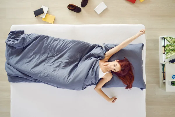 Frau dehnt sich im Bett — Stockfoto