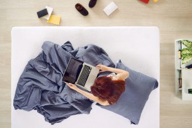 Dizüstü bilgisayarda yazan kadın.