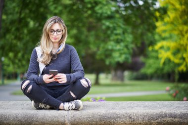 Kadın bir mesaj yazma