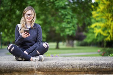 Kadın bir mesaj yazma