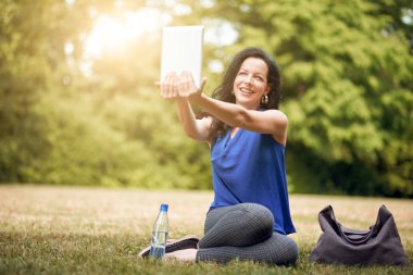  Kadın selfie çekiyor.  