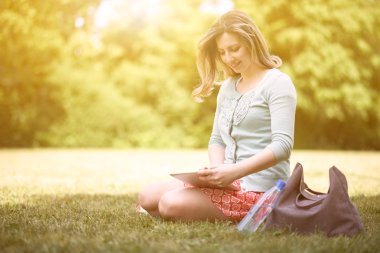 dijital tablet kullanan kadın  