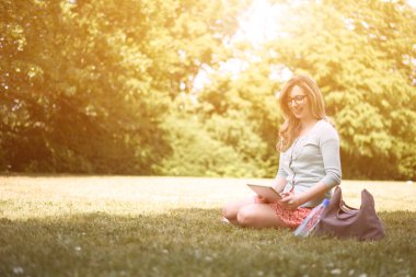 dijital tablet kullanan kadın 