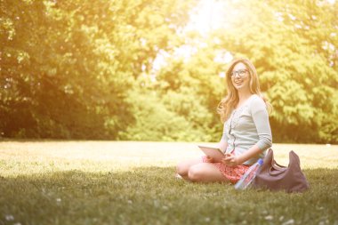 Genç kadın Internet'te sörf 