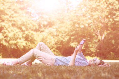 Kadın selfie çekiyor.  