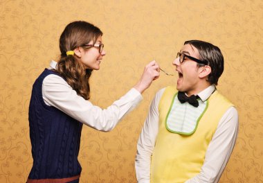 Kız inek inek arkadaşı besleme