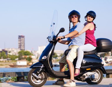 Genç adam ve kadın motosiklet