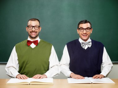 Kitaplar ile erkek inekler