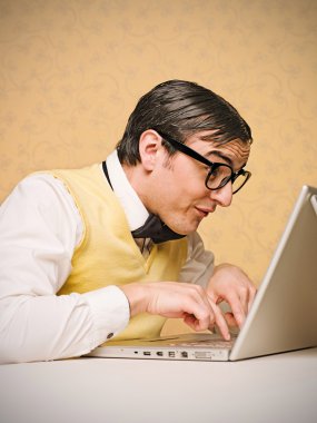 Bilgisayar başında oturan genç nerd