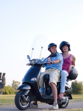 Genç adam ve kadın motosiklet